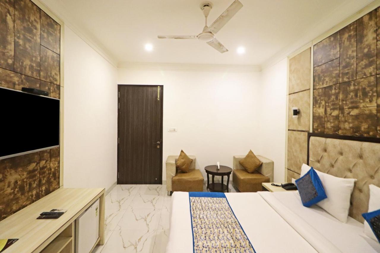 Hotel Almora Near Delhi Airport 뉴델리 외부 사진