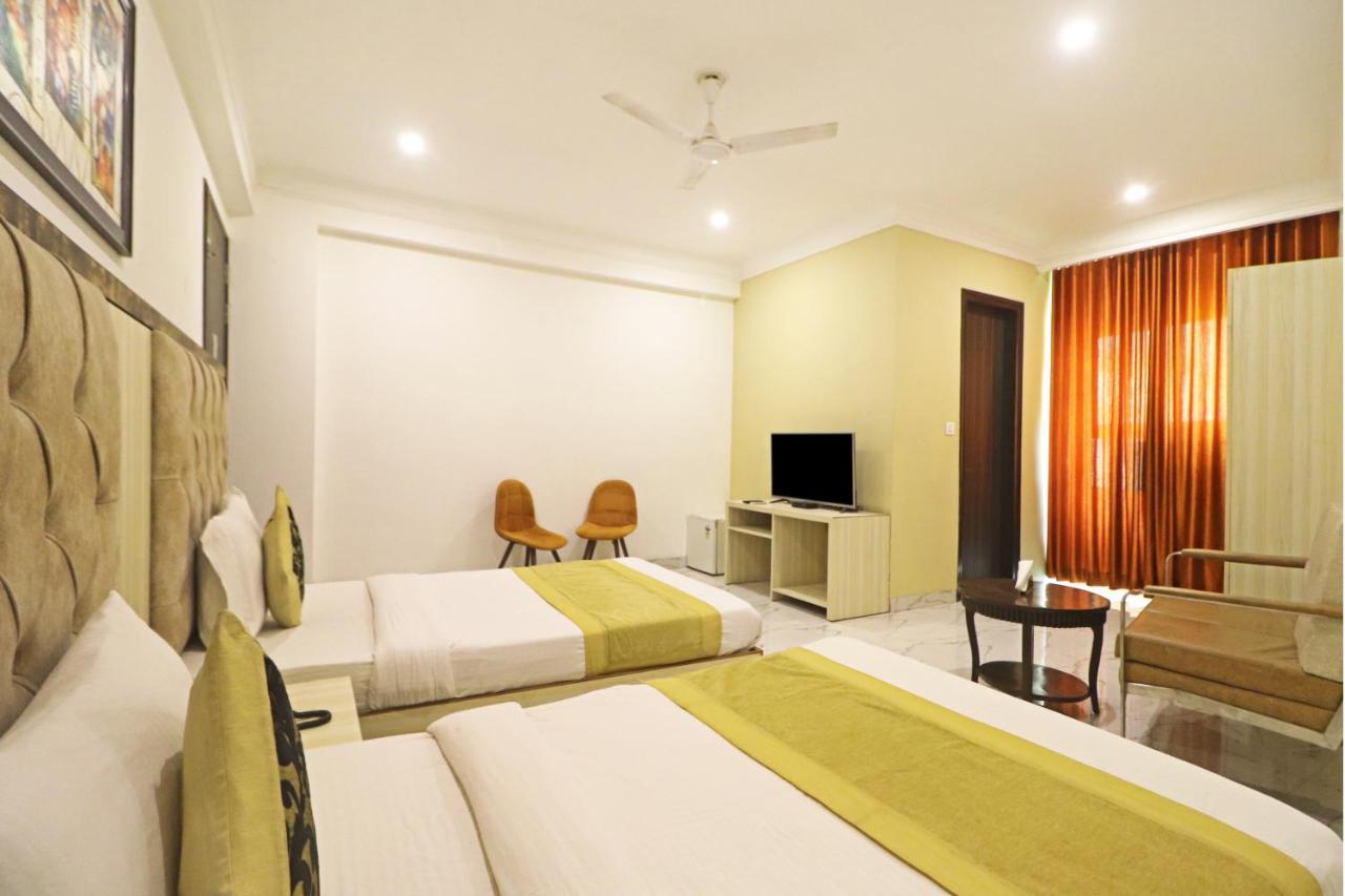 Hotel Almora Near Delhi Airport 뉴델리 외부 사진
