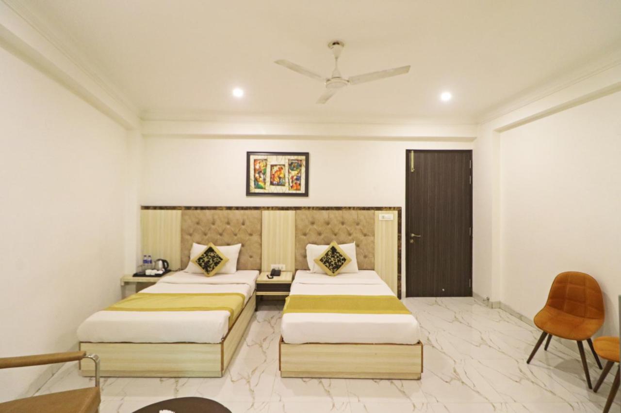 Hotel Almora Near Delhi Airport 뉴델리 외부 사진
