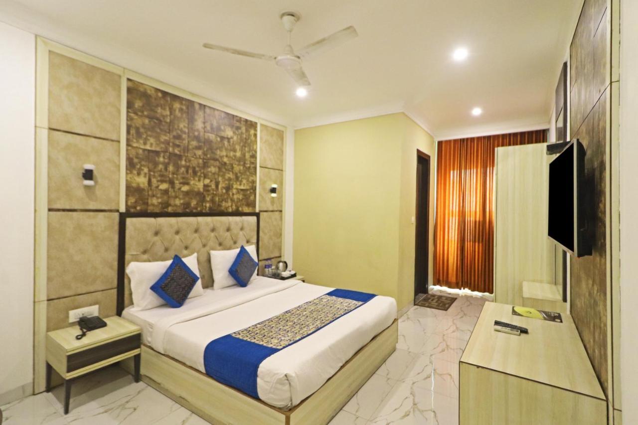 Hotel Almora Near Delhi Airport 뉴델리 외부 사진
