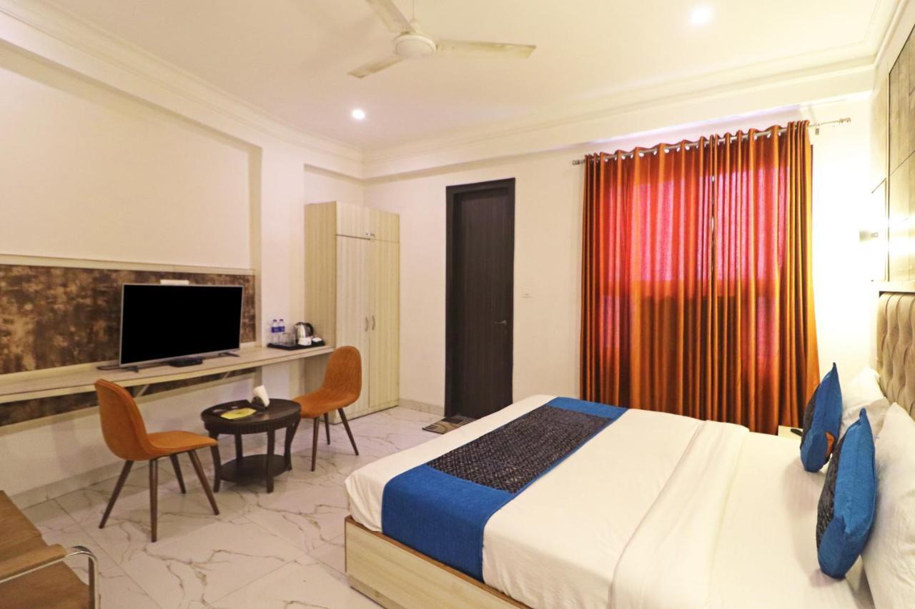 Hotel Almora Near Delhi Airport 뉴델리 외부 사진