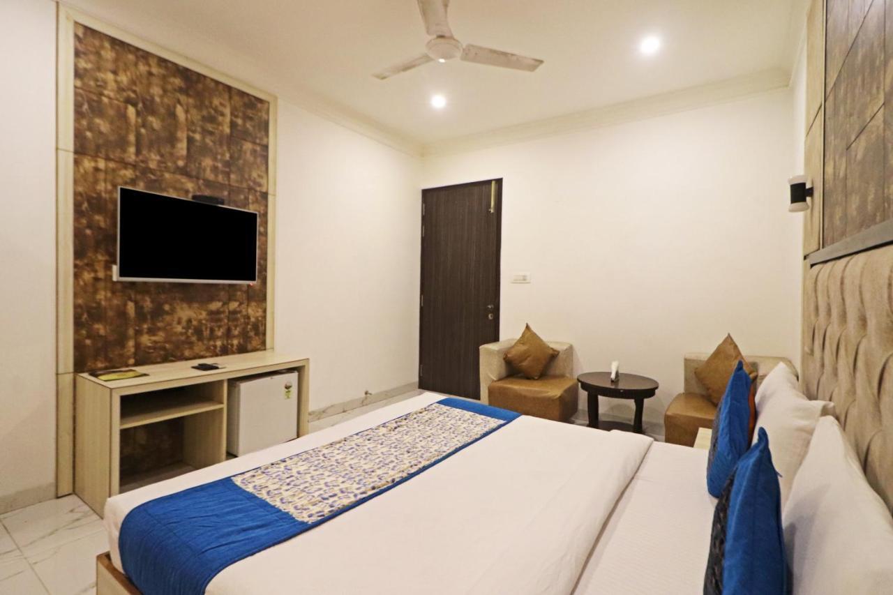 Hotel Almora Near Delhi Airport 뉴델리 외부 사진