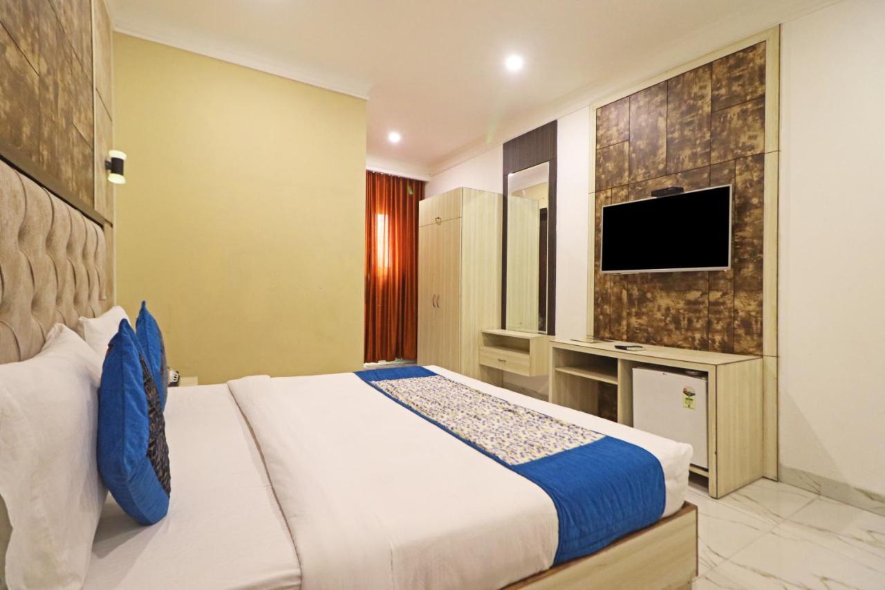 Hotel Almora Near Delhi Airport 뉴델리 외부 사진