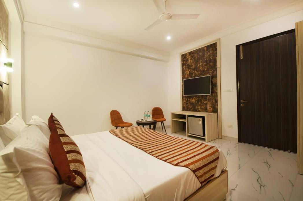 Hotel Almora Near Delhi Airport 뉴델리 외부 사진