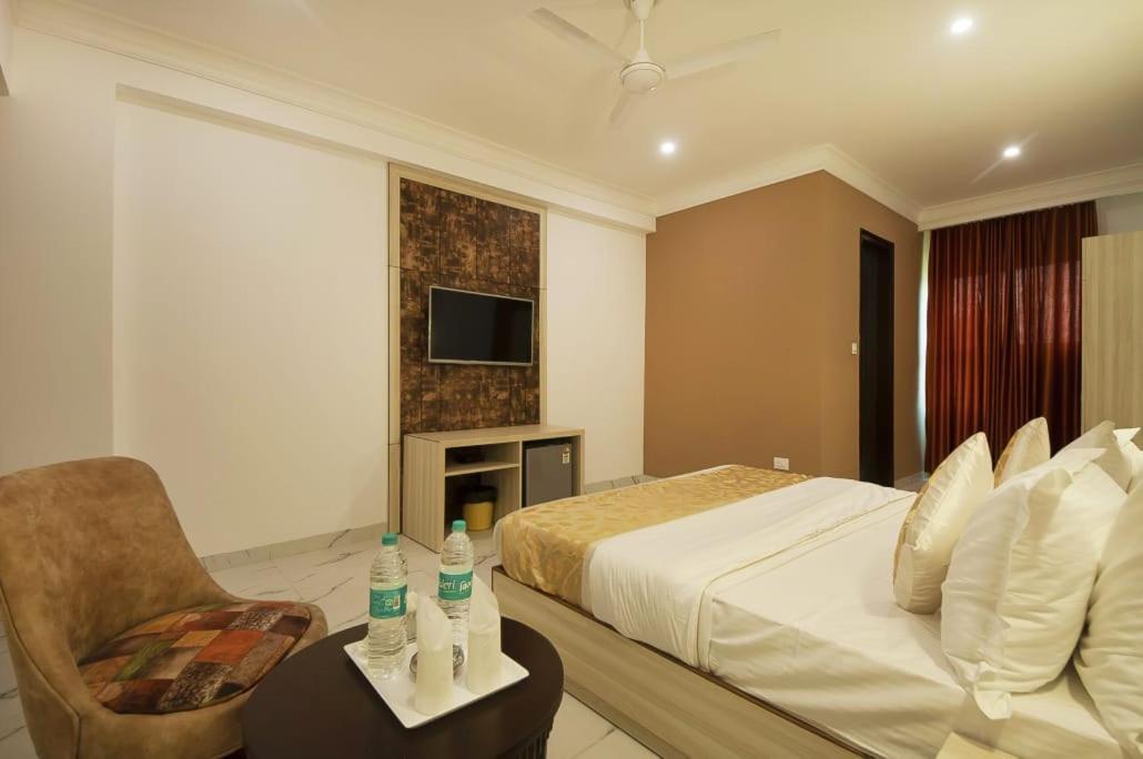 Hotel Almora Near Delhi Airport 뉴델리 외부 사진