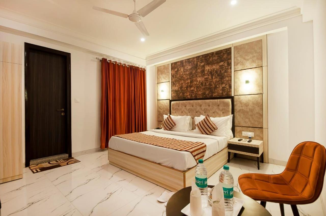 Hotel Almora Near Delhi Airport 뉴델리 외부 사진