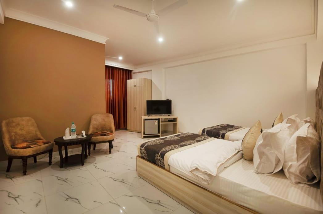 Hotel Almora Near Delhi Airport 뉴델리 외부 사진