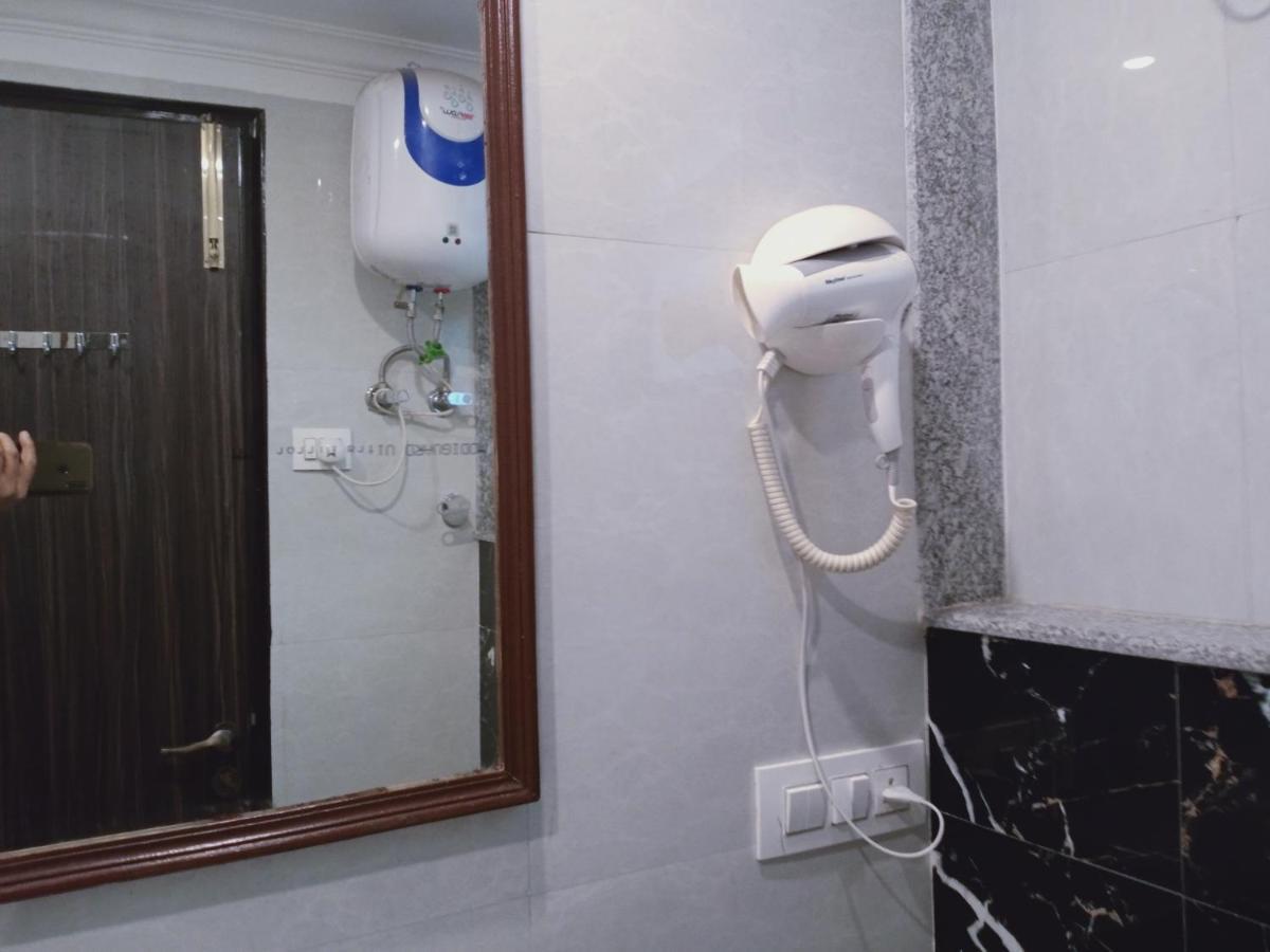 Hotel Almora Near Delhi Airport 뉴델리 외부 사진