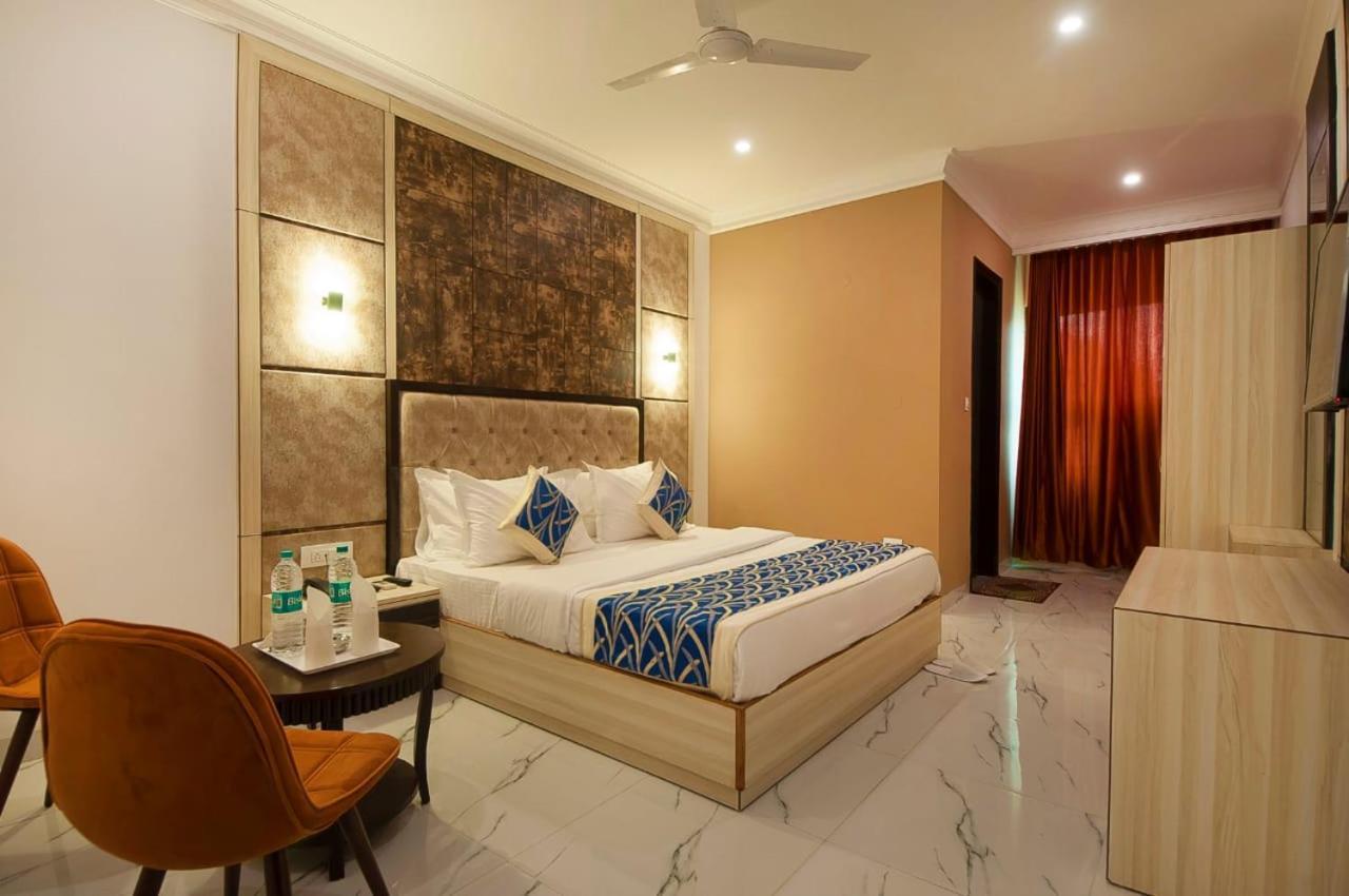Hotel Almora Near Delhi Airport 뉴델리 외부 사진