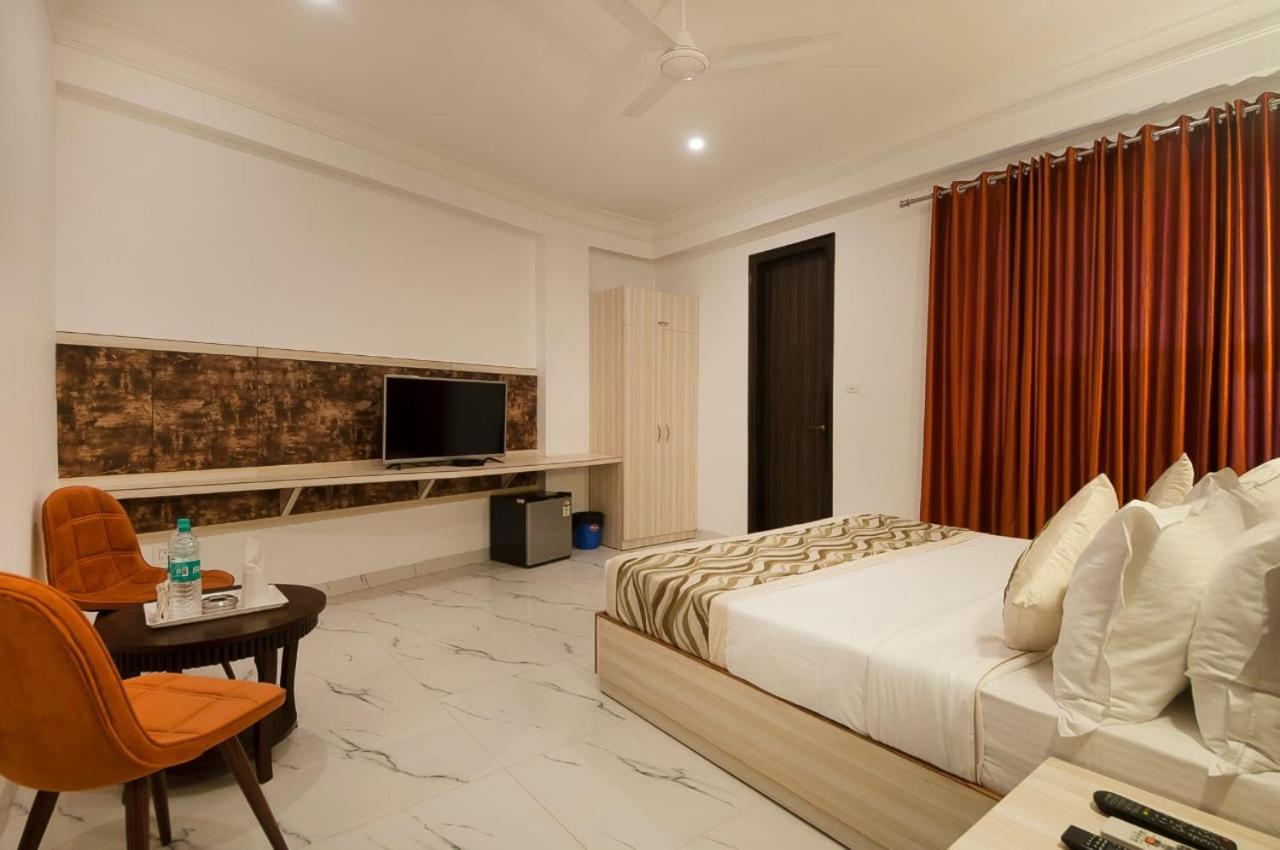 Hotel Almora Near Delhi Airport 뉴델리 외부 사진