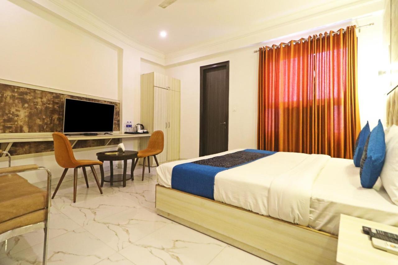 Hotel Almora Near Delhi Airport 뉴델리 외부 사진