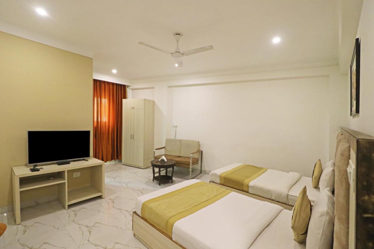 Hotel Almora Near Delhi Airport 뉴델리 외부 사진