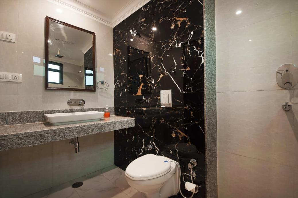 Hotel Almora Near Delhi Airport 뉴델리 외부 사진