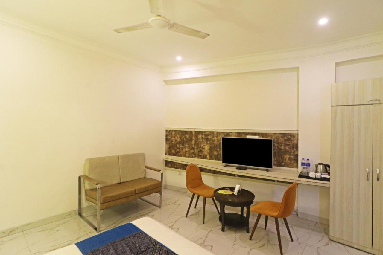 Hotel Almora Near Delhi Airport 뉴델리 외부 사진