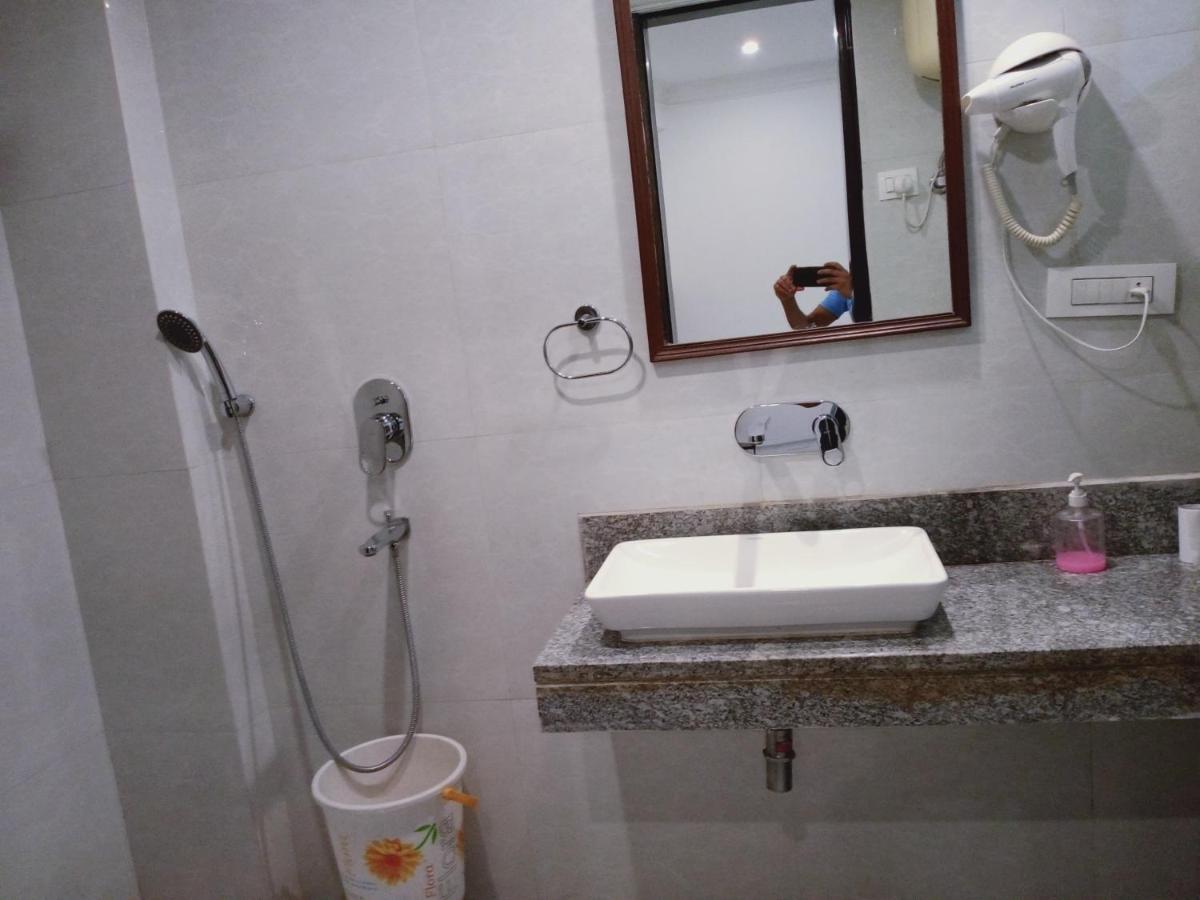Hotel Almora Near Delhi Airport 뉴델리 외부 사진