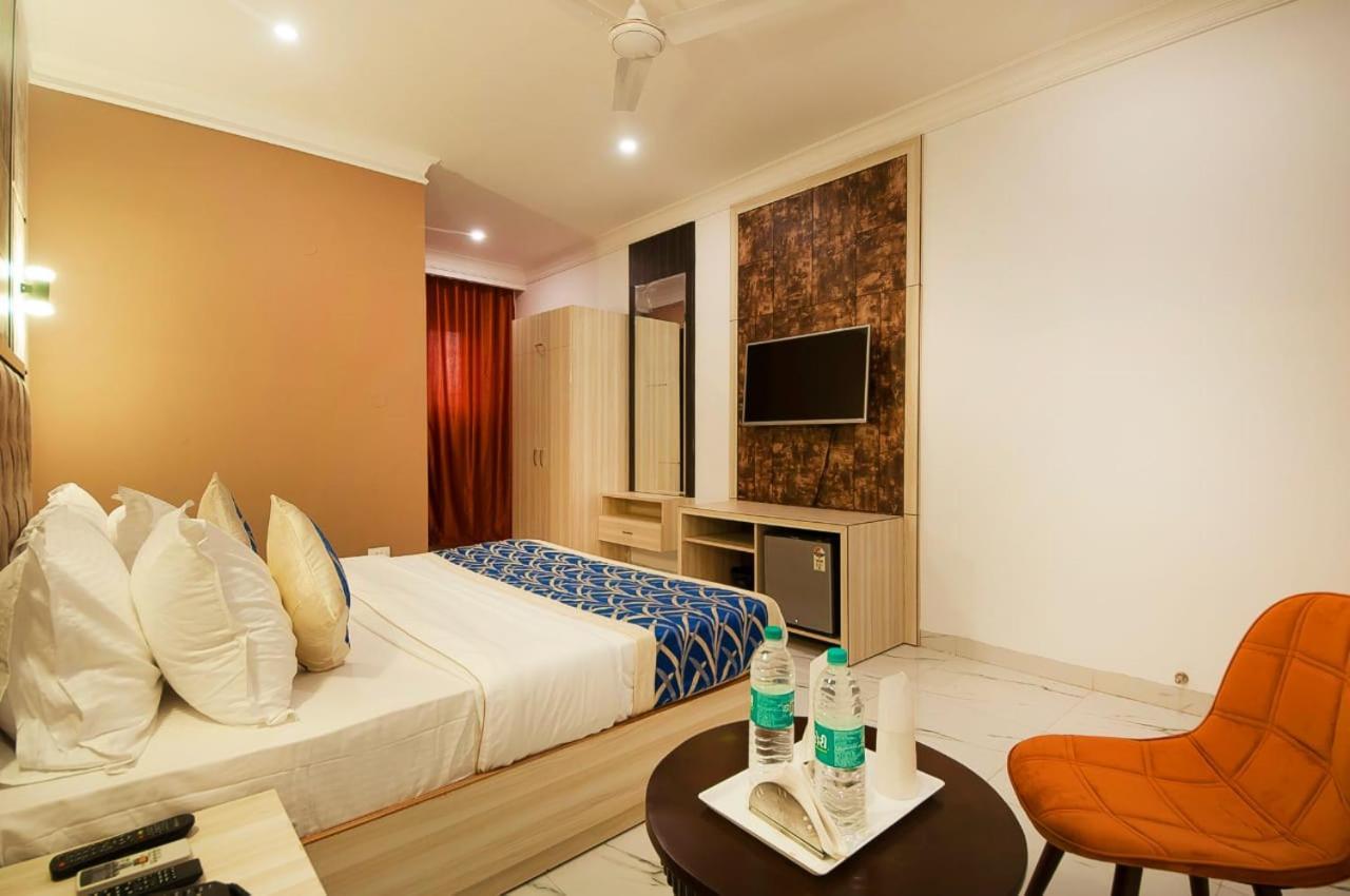 Hotel Almora Near Delhi Airport 뉴델리 외부 사진