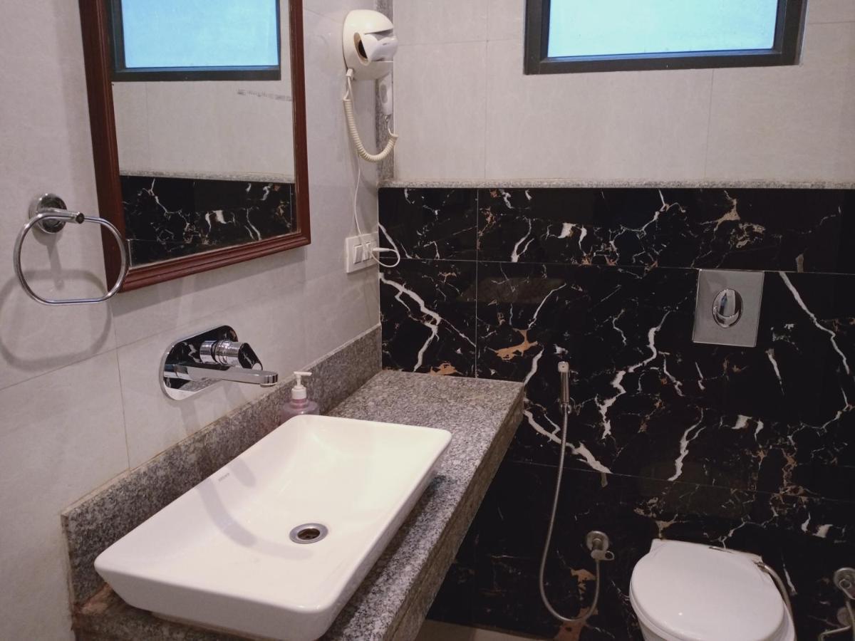 Hotel Almora Near Delhi Airport 뉴델리 외부 사진